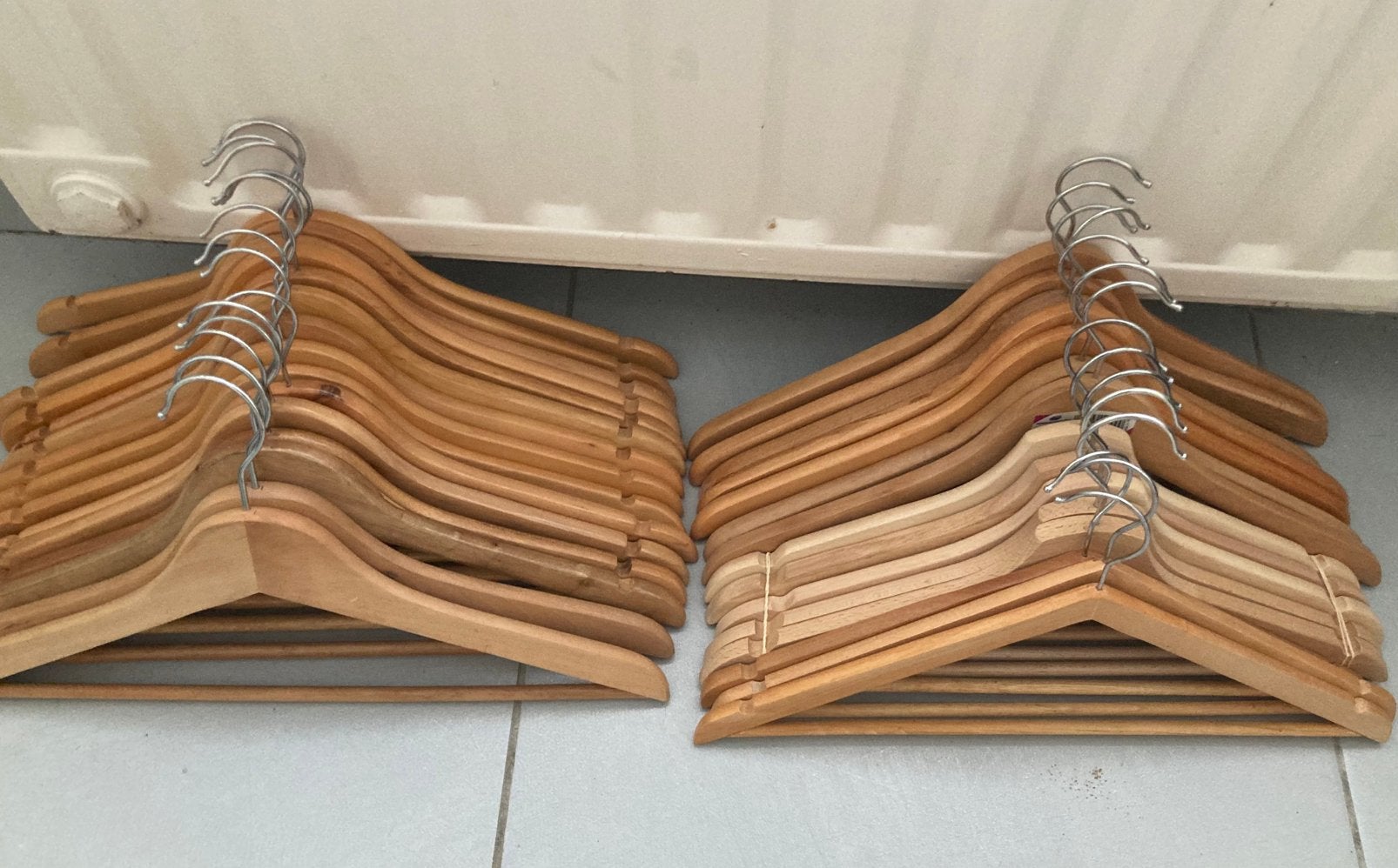 Lot de 30 cintres en bois, Kleding | Dames, Kledinghangers, Ophalen, Zo goed als nieuw, Hout