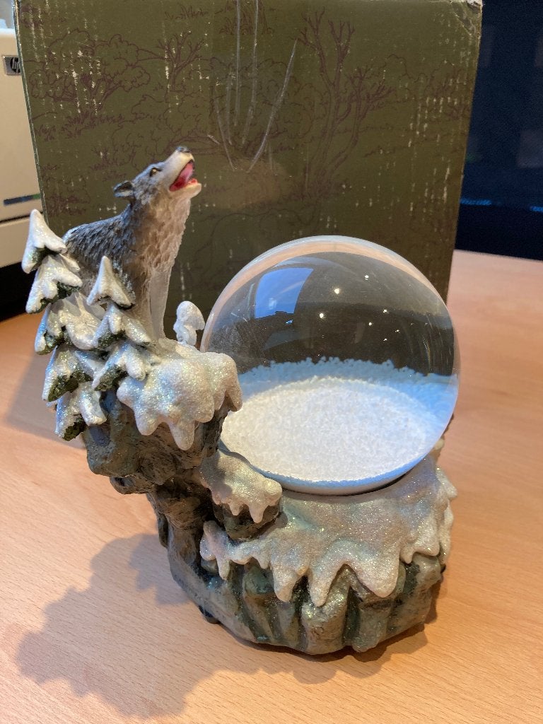 Sneeuwbol wolf en pups, Ophalen of Verzenden, Zo goed als nieuw, Wild dier, Beeldje of Figuurtje