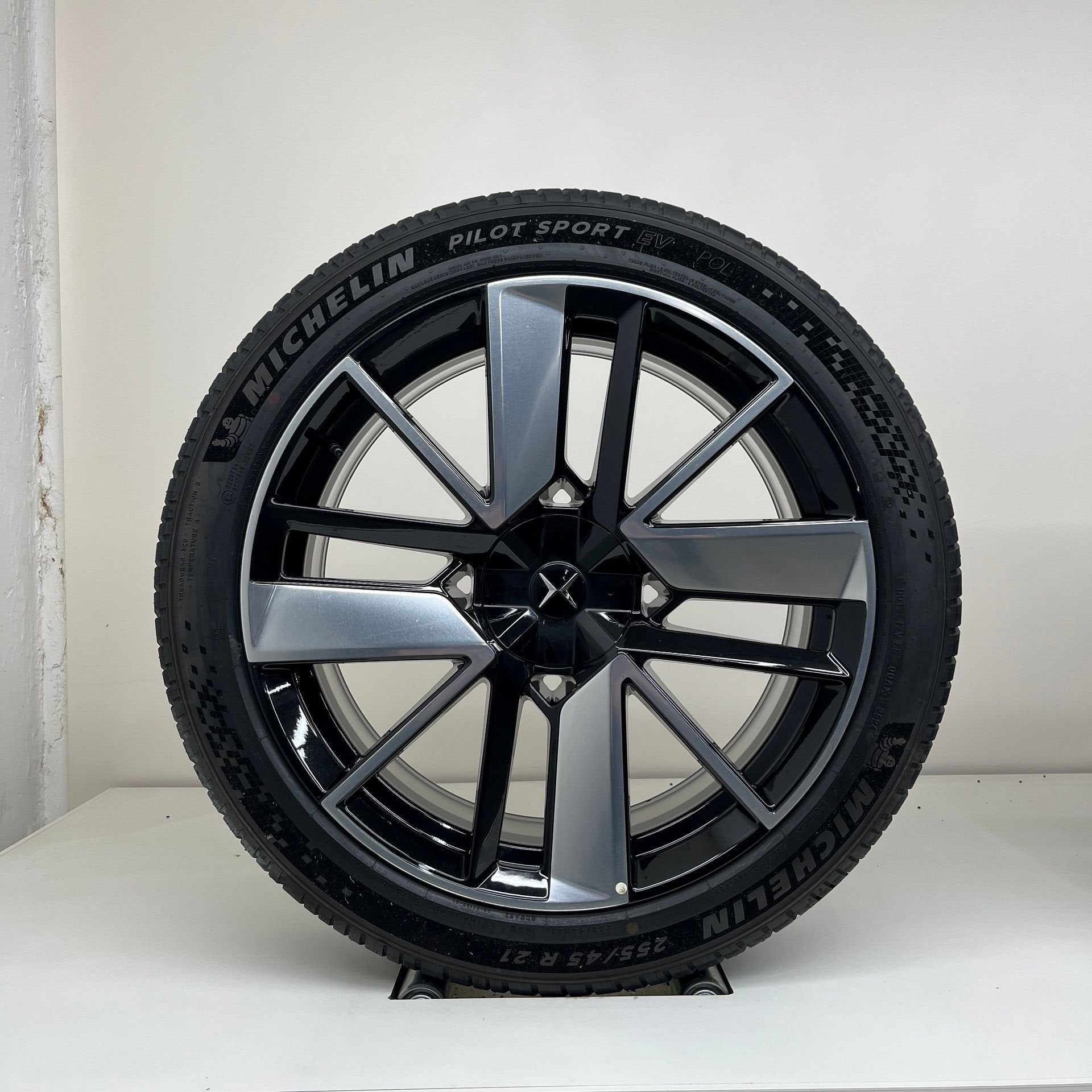 Polestar 4 - 21 inch - zomerbanden, Autos : Pièces & Accessoires, Pneus et Jantes, 255 mm, Enlèvement ou Envoi, Véhicule de tourisme