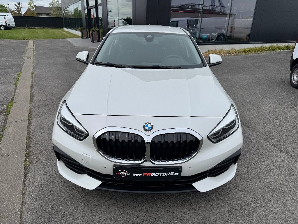 BMW 118i automaat 1st eig ohboek cruise carplay gps, Auto's, Dealer onderhouden, Wit, Bedrijf, 5 deurs