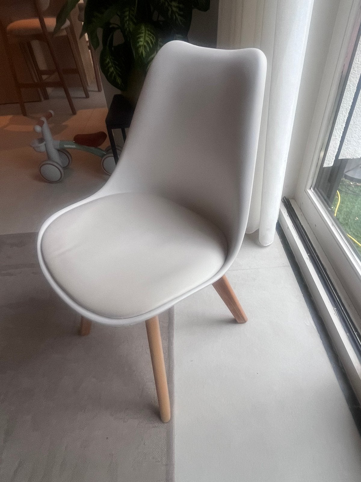 Witte eetkamer stoelen met eiken onderstel, Maison & Meubles, Chaises, Comme neuf, Synthétique, Enlèvement, Cinq, Six Chaises ou plus