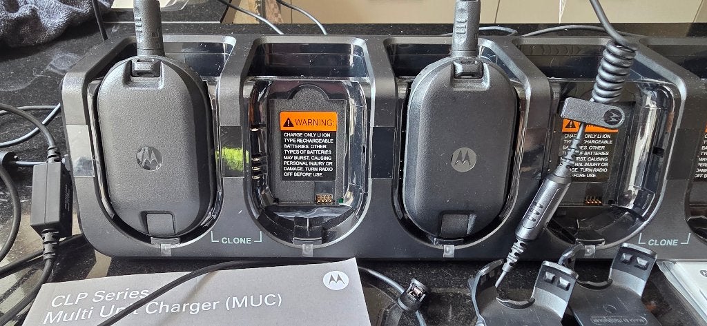 Motorola CLP446E – 2 professionele portofoons + headsets, Telecommunicatie, Minder dan 2 km, Ophalen of Verzenden, Zo goed als nieuw