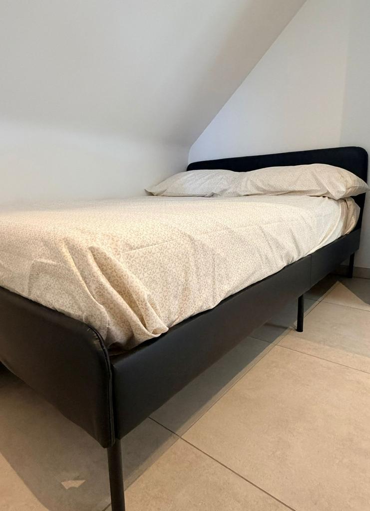 Slatum Bed 140cm x 200cm incl. Matras, Huis en Inrichting, Ophalen, Zo goed als nieuw