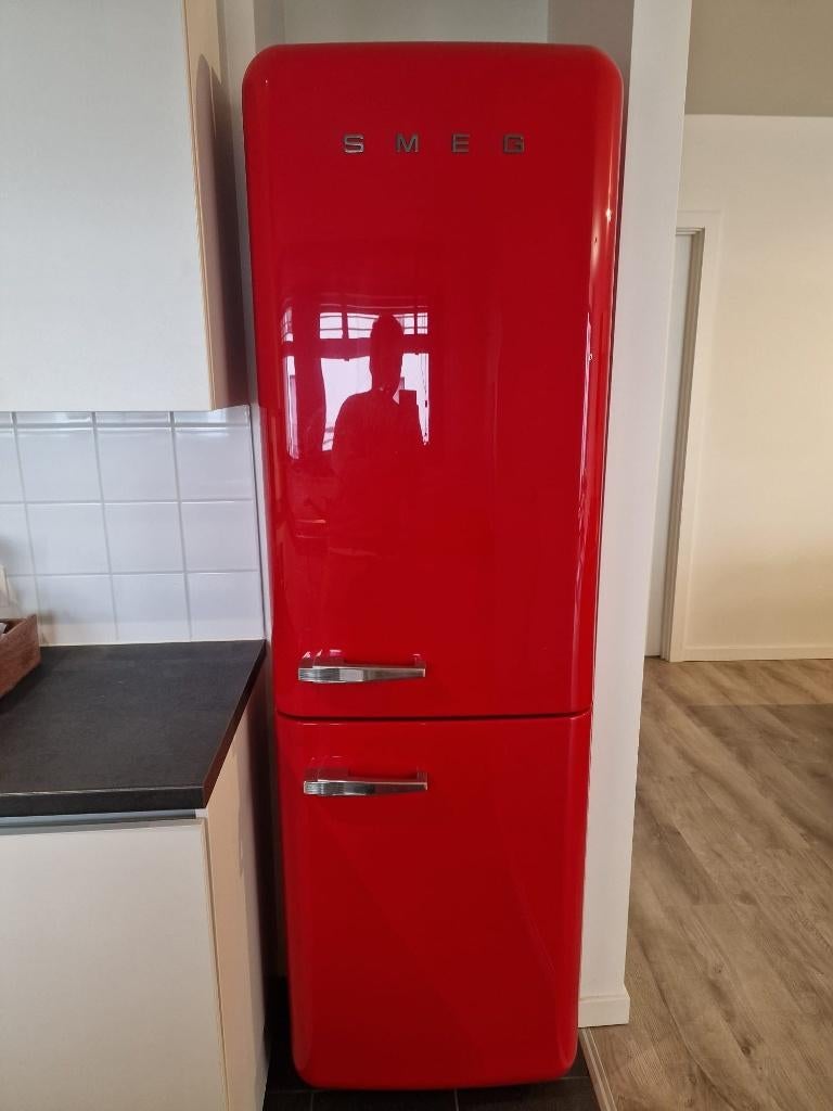 Smeg Koelkast + Diepvries FAB32RRD iconisch rood, Elektronische apparatuur, Koelkasten en IJskasten, Ophalen, 200 liter of meer