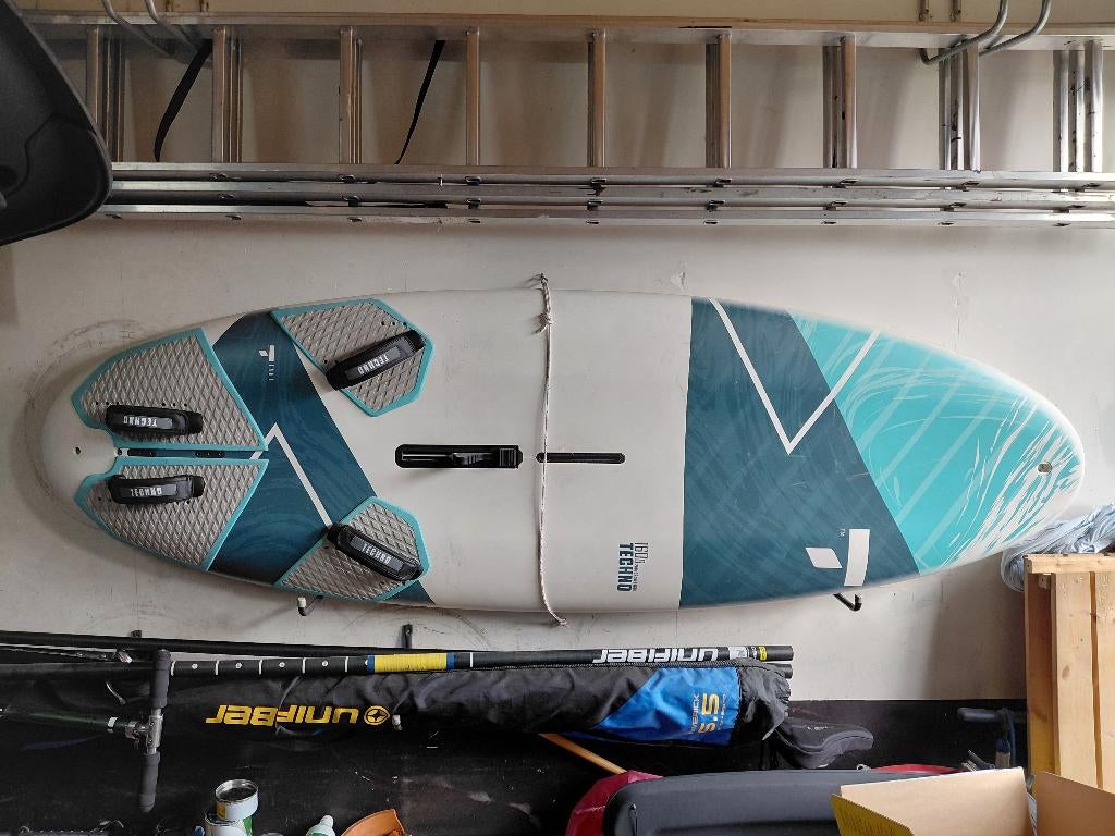 Windsurfmateriaal: surfplank + zeil + giek + mast + mastvoet, Watersport en Boten, Windsurfen, Ophalen, 250 tot 300 cm, 5 tot 7 m²