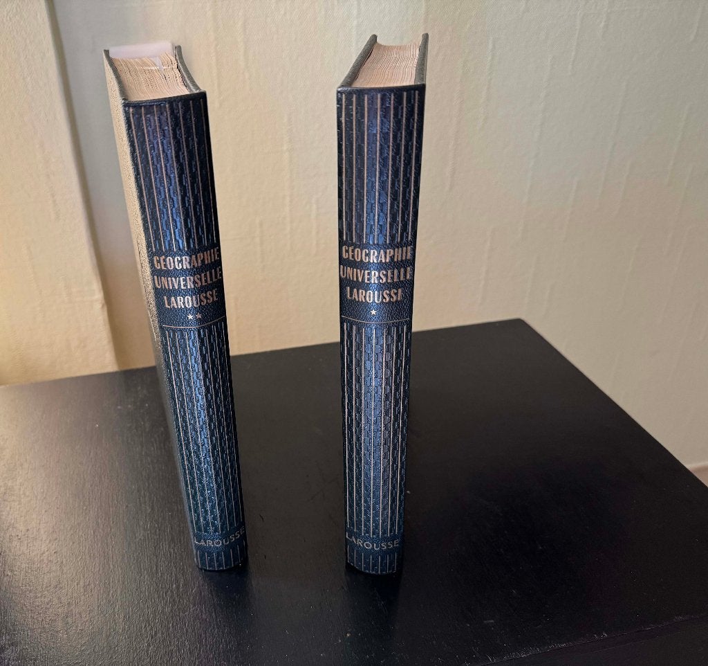 GÉOGRAPHIE UNIVERSELLE LAROUSSE - 2 VOLUMES (1 ET 2), Série complète, Enlèvement ou Envoi, Comme neuf, Autres sujets/thèmes