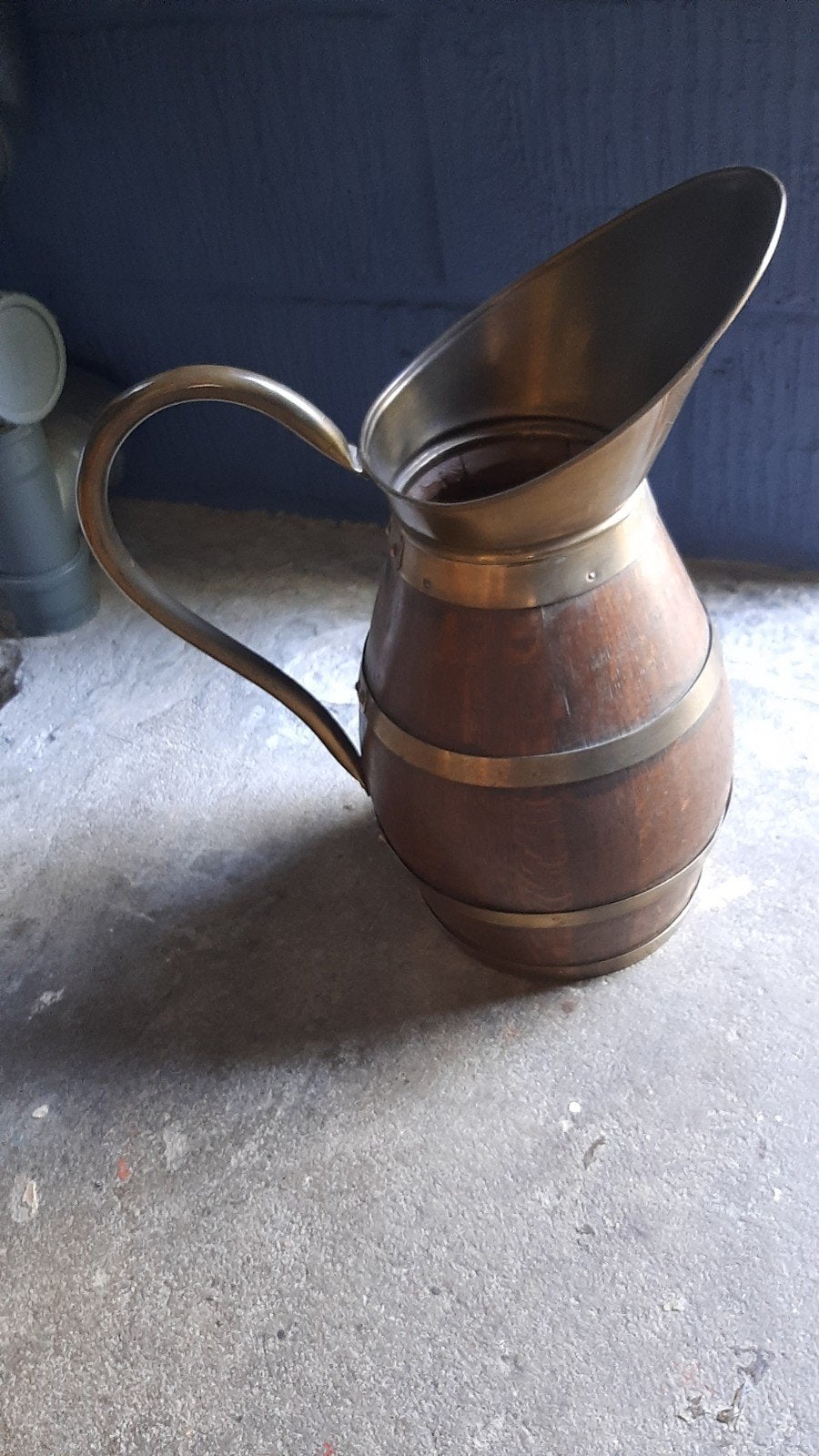 Grande cruche en bois et cuivre, Ophalen, Koper