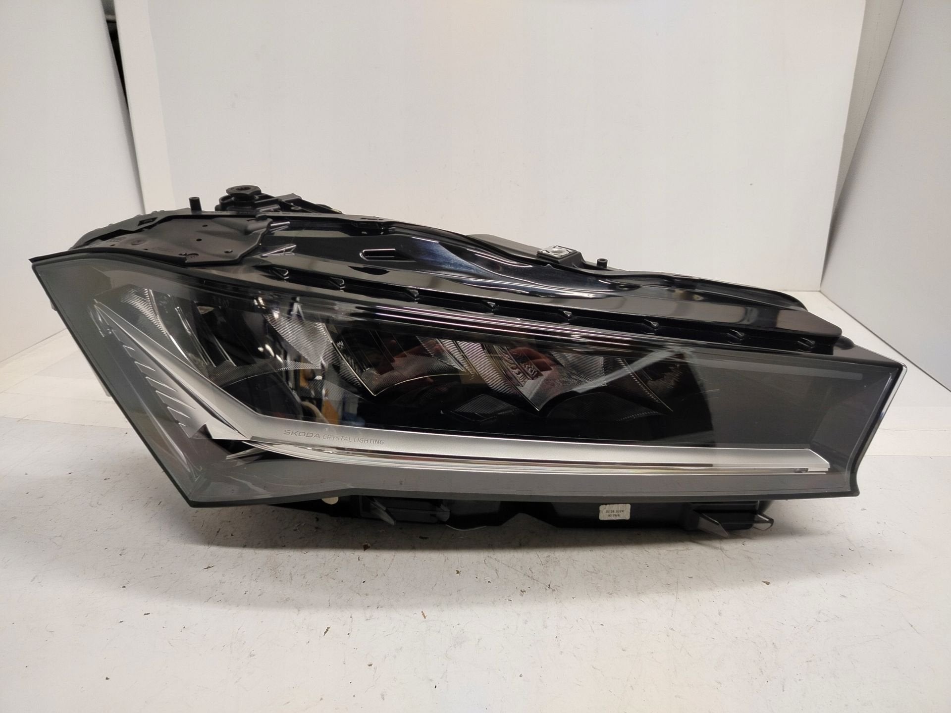 Phare droit Skoda Superb IV 3P1.941.016, Infoline@skoda-auto.cz, Tr. Vaclava Klementa 869
293 01  Mlada Boleslav, CZ, Utilisé