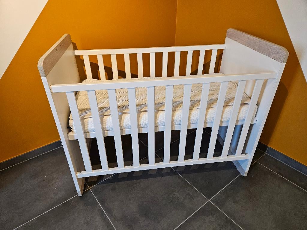 Meegroeibed met babymatras en commode, Enlèvement, Comme neuf, Garçon ou Fille