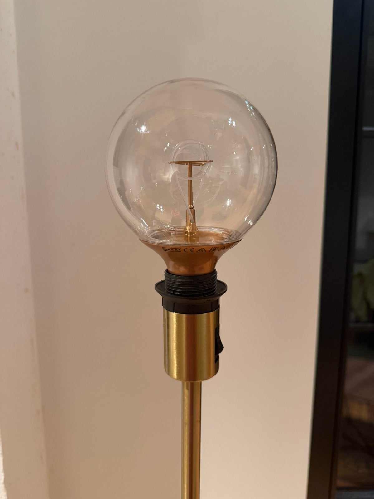 Lampadaire doré élégant avec douille E27, Maison & Meubles, Enlèvement, Comme neuf, IKEA