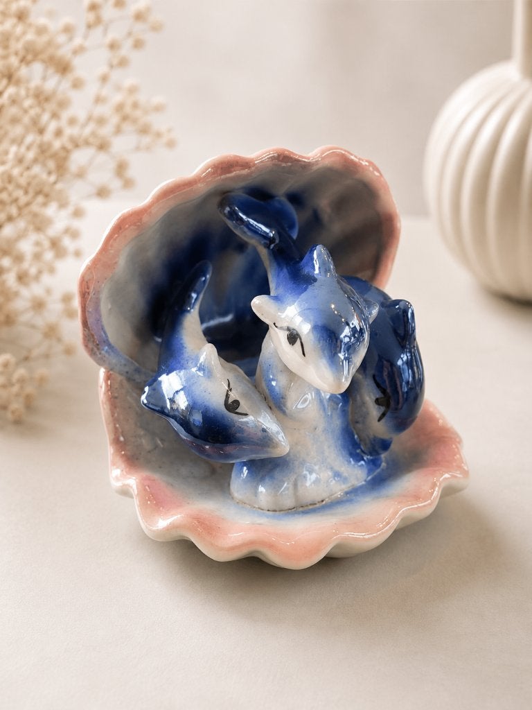 Dolfijnen in schelp – keramisch beeldje –vintage decoratie, Vintage, Blauw, Ophalen of Verzenden, Zo goed als nieuw