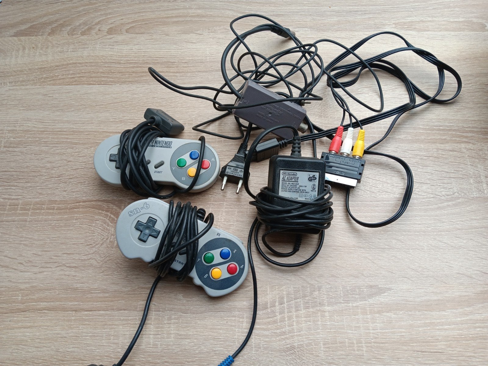 SNES controller + oplader console, Ophalen of Verzenden, Gebruikt, Met 2 controllers