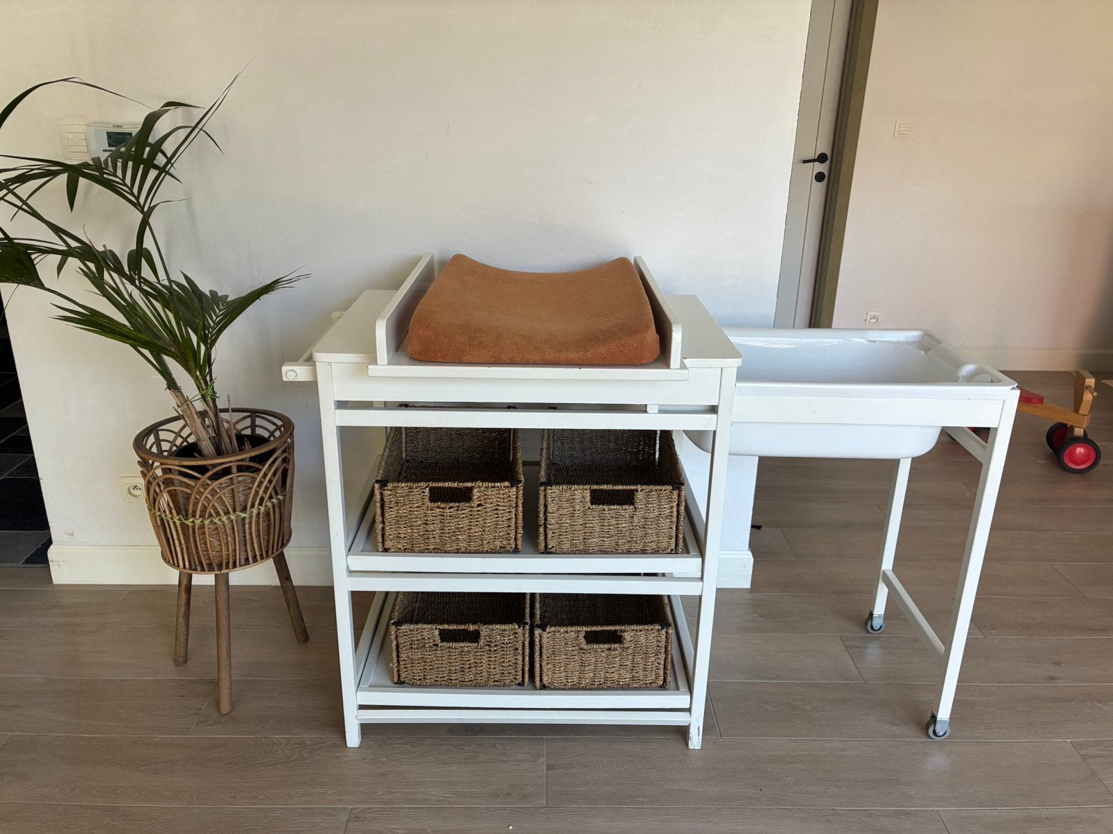 Verzorgingstafel met bad, 4 manden en kussen, Kinderen en Baby's, Kinderkamer | Commodes en Kasten, Ophalen, Gebruikt, 70 cm of meer