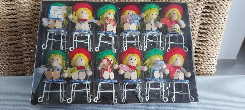 12 verschillende nieuwe houten poppetjes op metalen stoeltje, Ophalen of Verzenden, Nieuw