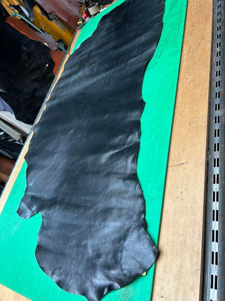 Zwarte patina-vintage leer lap 1.5mm dik iets stug&glad A10, Ophalen of Verzenden, Zo goed als nieuw