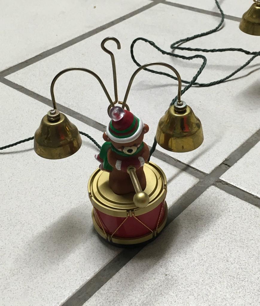 8 mechanische /elektrische spelende Kerstmannen, Enlèvement