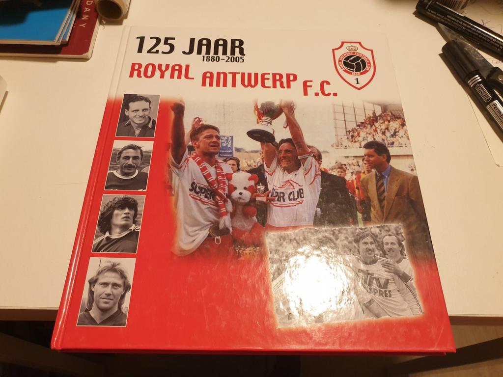 125 jaar royal antwerp FC 1880-2005

Auteur: Walter Voet, Enlèvement ou Envoi, Comme neuf, Sport de ballon