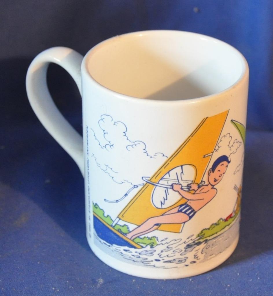 mug en faience decor bd bob et bobette (2), Maison & Meubles, Enlèvement ou Envoi, Comme neuf, Céramique, Tasse(s) et/ou soucoupe(s)