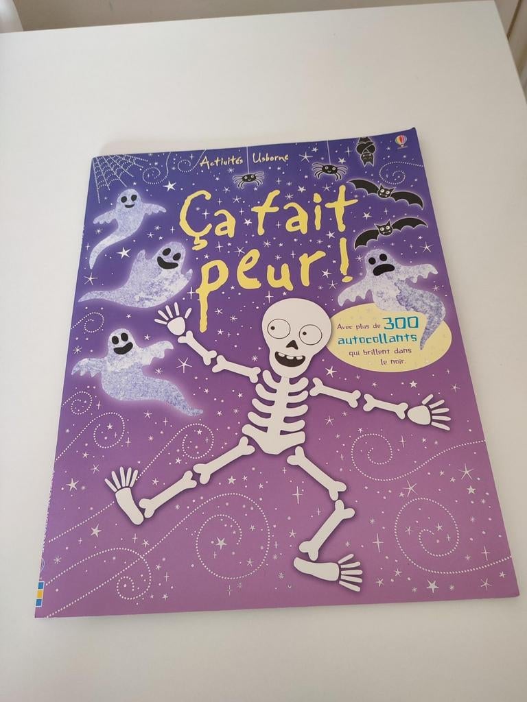 Livre de coloriage et autocollants qui brillent dans le noir, Neuf