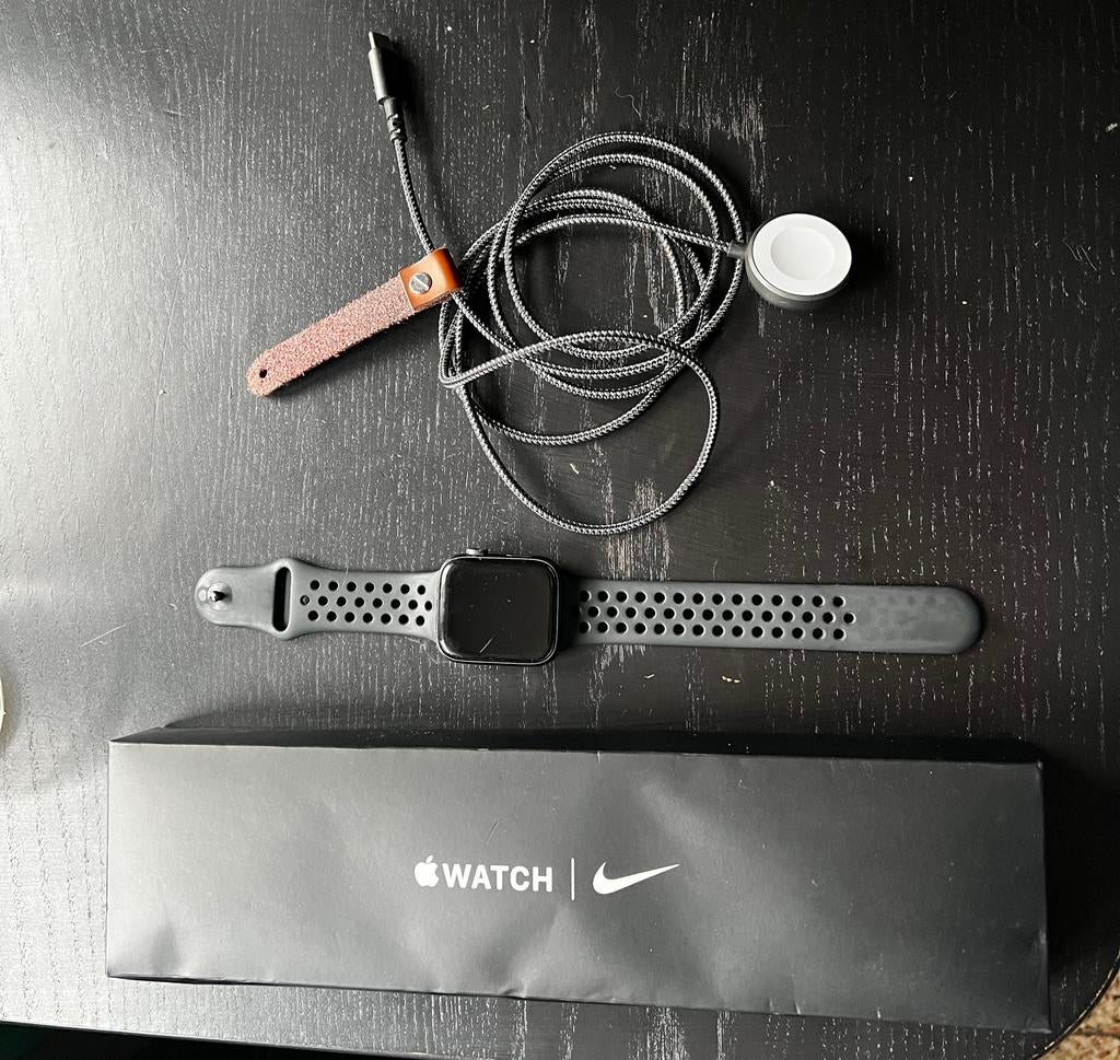 Apple watch SE NIKE versie 44mm, Enlèvement ou Envoi, Utilisé, Gris, IOS