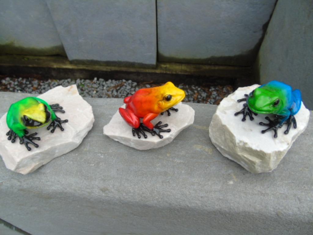Exotisch kikkerbeeldje in brons op steen, set van 3, Tuin en Terras, Tuinbeelden, Nieuw, Dierenbeeld, Overige materialen, Ophalen