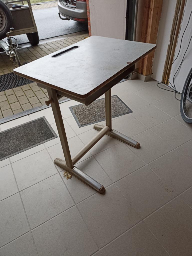 Petit bureau, Enlèvement