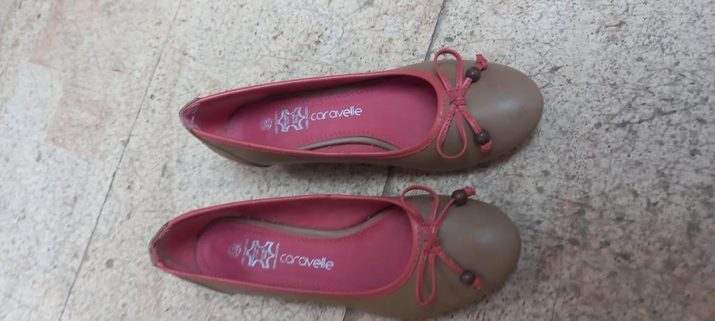 Beige lederen pumps met roos lintje Mt 38-39, Kleding | Dames, Schoenen, Pumps, Caravelle, Beige, Ophalen of Verzenden