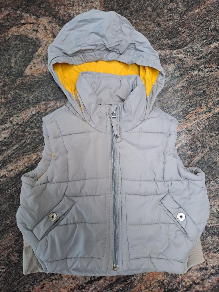 Mt 92 Grijze bodywarmer gele voering met wegsteekbare kap, Kinderen en Baby's, Kinderkleding | Maat 92, Mexx, Gebruikt, Ophalen of Verzenden