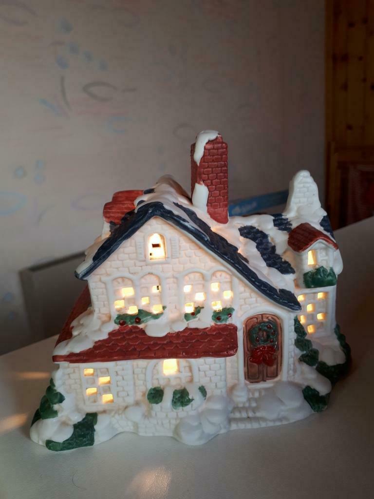 Besneeuwd huisje met lichtje binnenin, Ophalen of Verzenden, Zo goed als nieuw