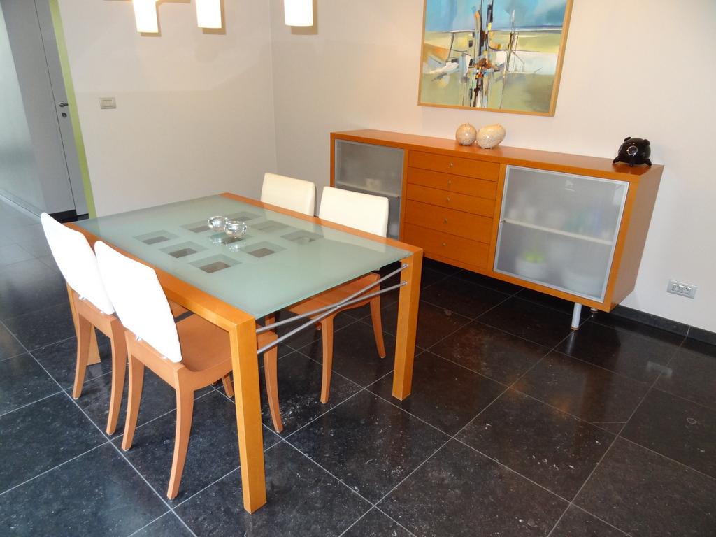 Ligne Roset Extensia tafel + stoelen + dressoir, Ophalen, Gebruikt, Modern, 4 tot 6 stoelen