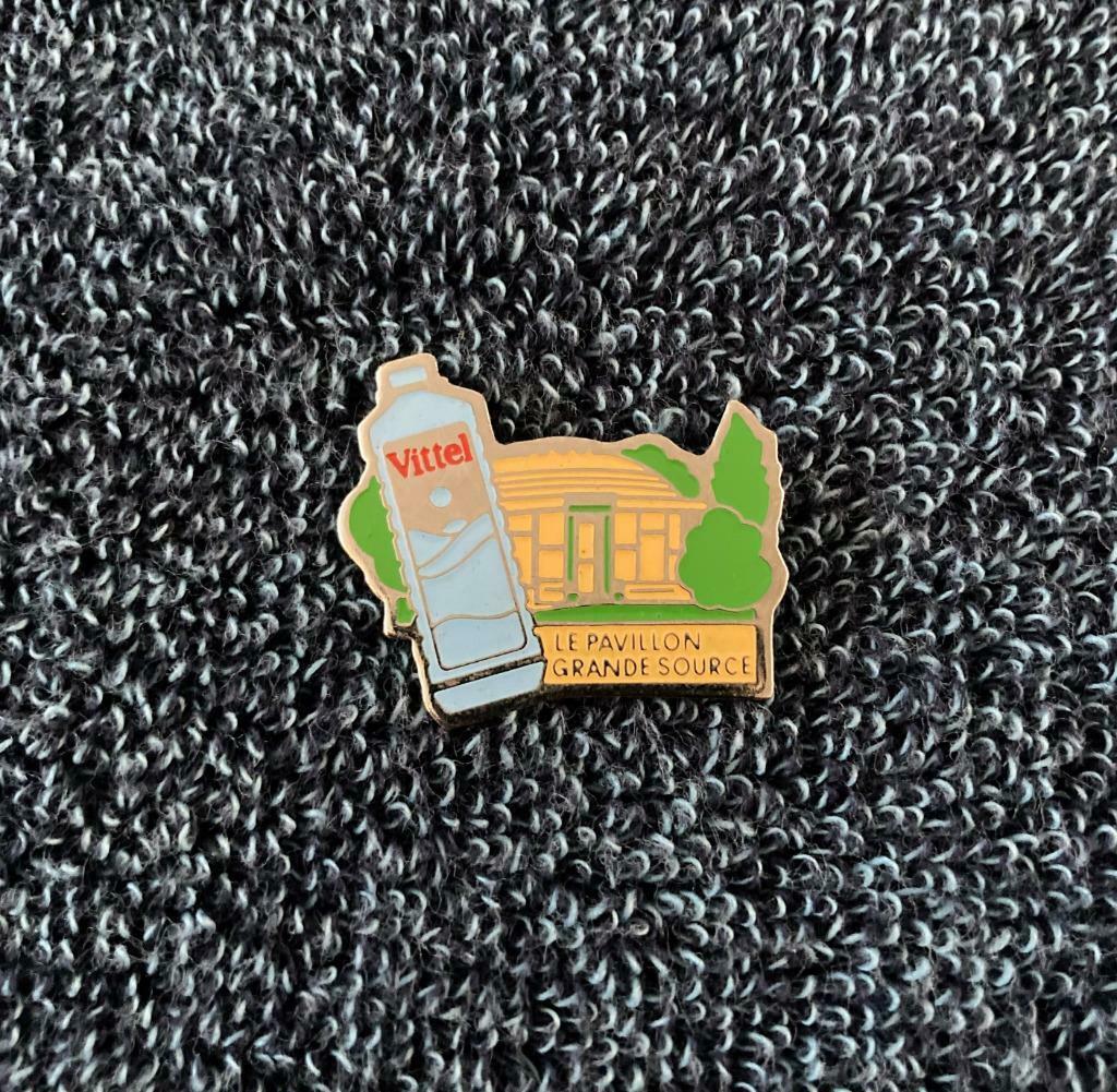 PIN - VITTEL - LE PAVILLON GRANDE SOURCE - WATER - EAU, Collections, Envoi, Comme neuf, Marque, Insigne ou Pin's