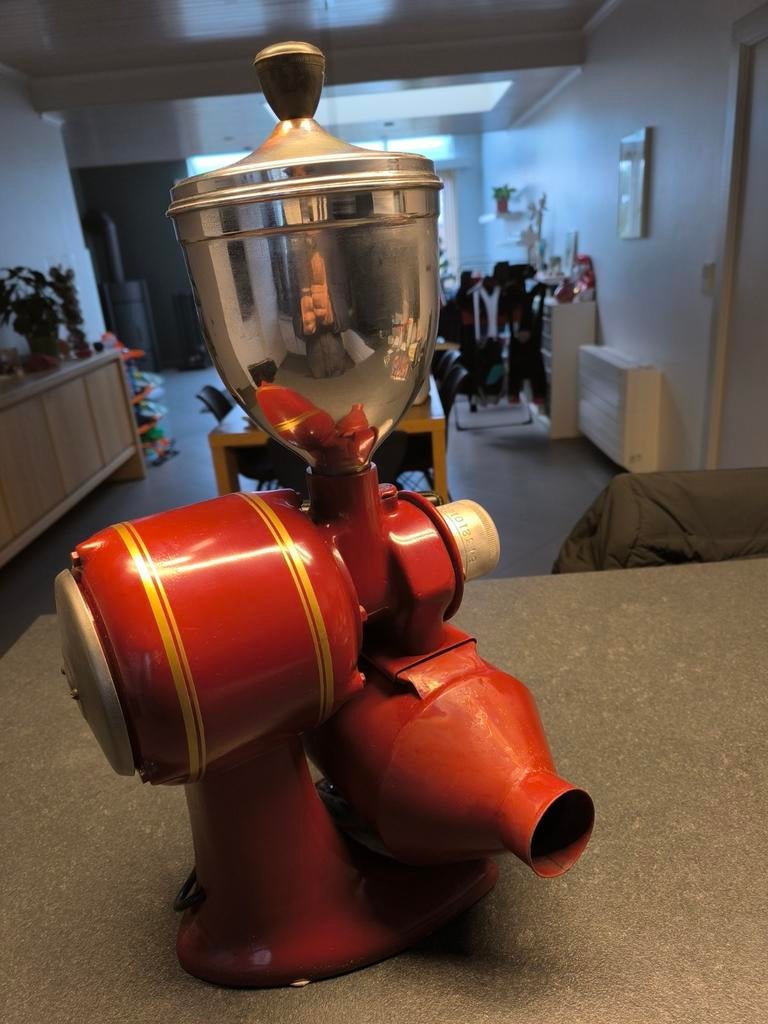 Zeer oude koffiemolen, Enlèvement