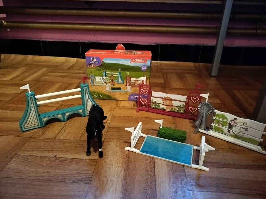 Schleich spring set + doos en paard, Ophalen of Verzenden, Nieuw