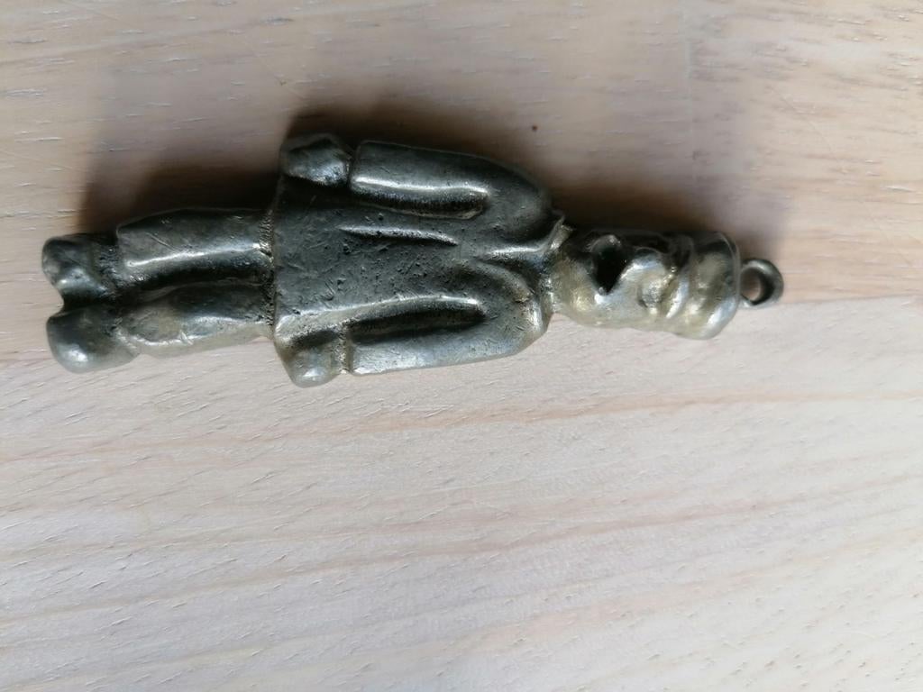 Ancien porte clés figurine tchantchès en étain, Enlèvement