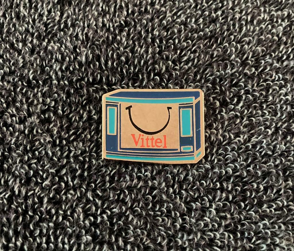PIN - VITTEL - WATER - EAU MINÉRALE, Envoi, Utilisé, Marque, Insigne ou Pin's