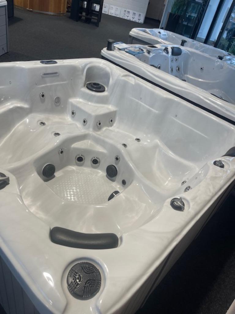 Goldline Spa 5 persoons acties extra kortingen!, Tuin en Terras, Bubbelbaden en Hottubs, Ophalen, Nieuw, Trap, Vast