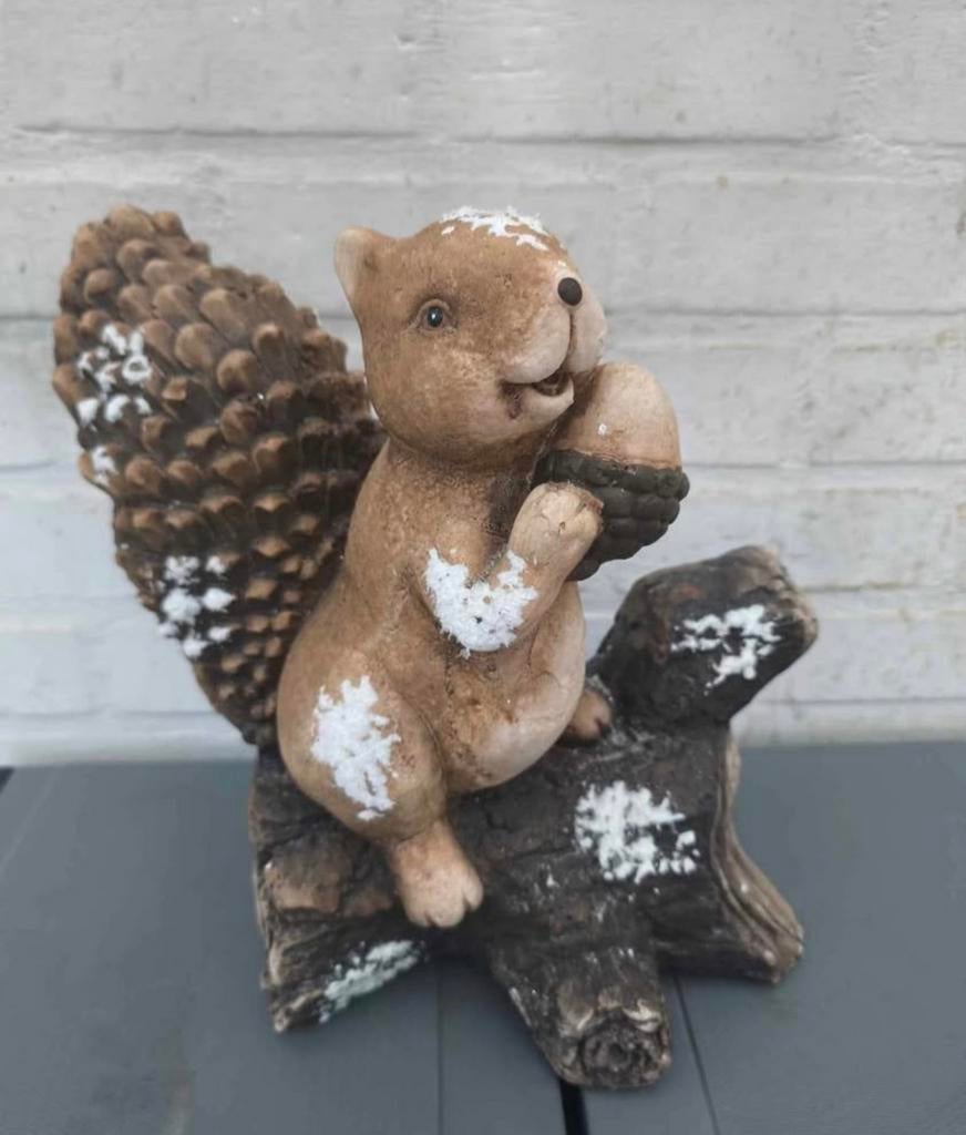 Figurine statue écureuil, Enlèvement