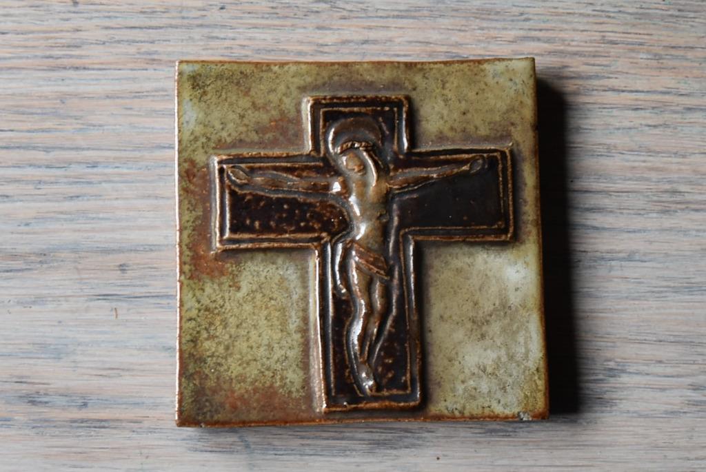 kruisje keramiek tegeltje, Ophalen of Verzenden, Gebruikt, Overige typen, Christendom | Katholiek