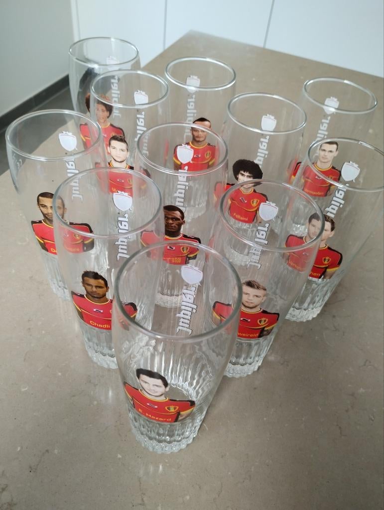 Bierglazen met voetballers., Ophalen