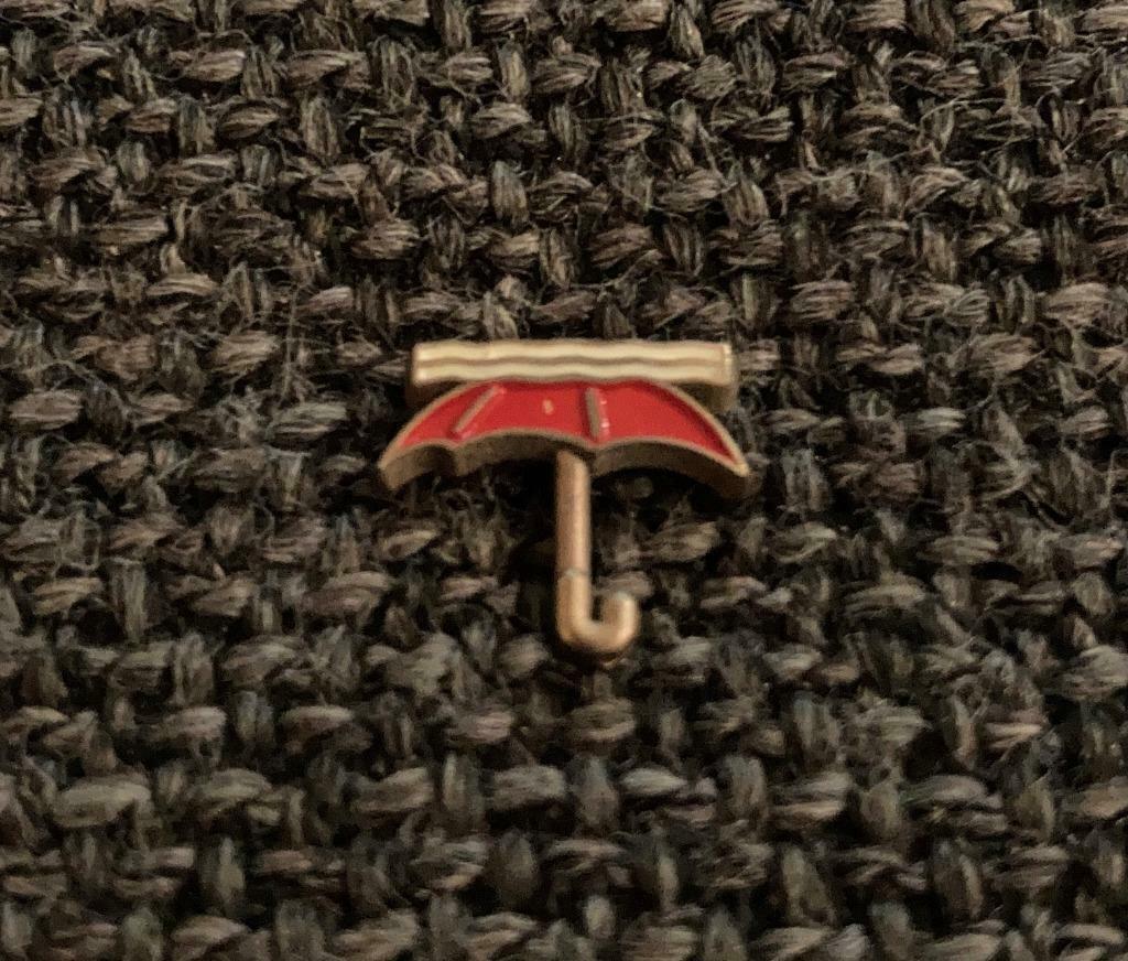 PIN - PARAPLU - PARAPLUIE, Collections, Envoi, Utilisé, Autres sujets/thèmes, Insigne ou Pin's