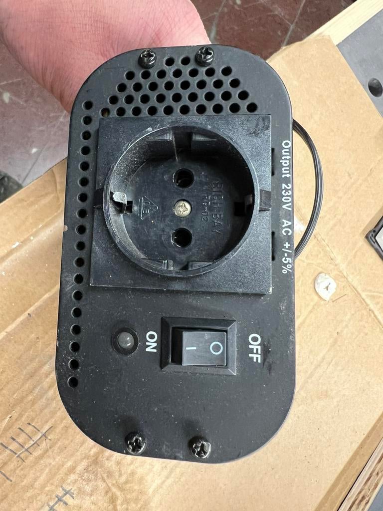 Convertisseur de tension 300W 12 V - 230 V pour la voiture, Enlèvement ou Envoi, Comme neuf