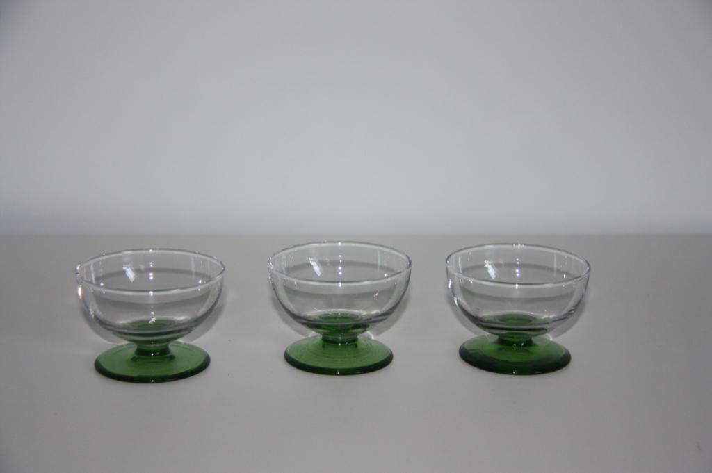 Likeur glaasjes met groene korte uranium groene voet 3 stuks, Antiek en Kunst, Ophalen of Verzenden