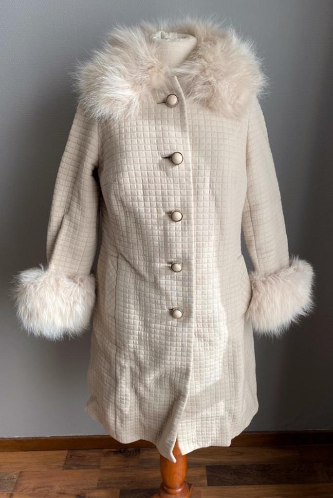 Crèmekleurige vintage mantel Couture Adeline maat 40, Kleding | Dames, Maat 38/40 (M), Verzenden, Beige, Couture Adeline