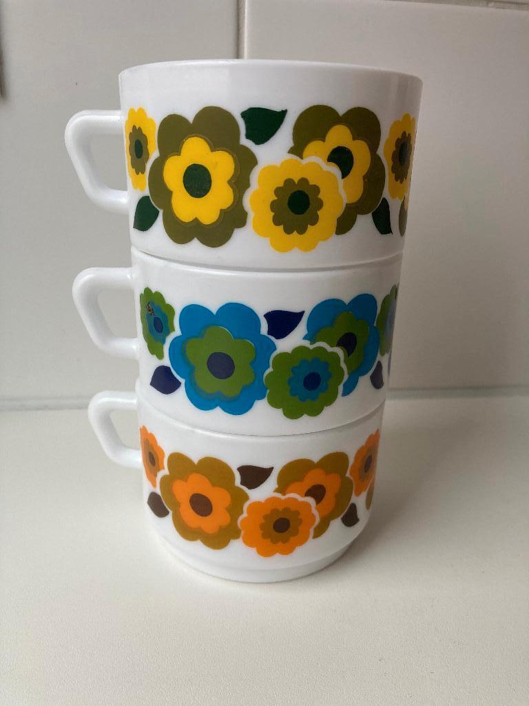 3 grote Arcopal tassen met bloemmotief, Maison & Meubles, Enlèvement ou Envoi, Tasse(s) et/ou soucoupe(s)