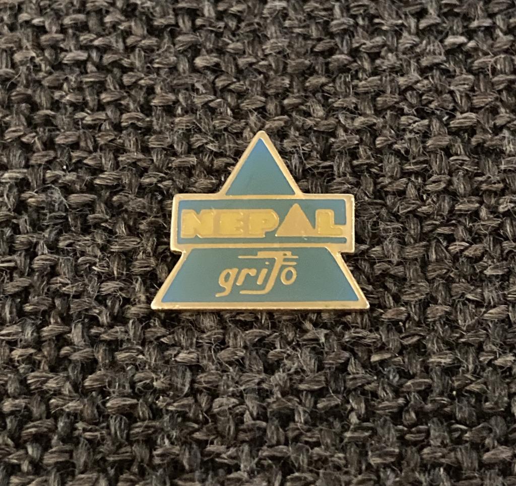 PIN - NEPAL - GRIFO, Envoi, Utilisé, Autres sujets/thèmes, Insigne ou Pin's