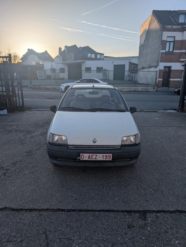 Renault Clio 1.2 essence année 1994 km 95000, Voorwielaandrijving, Stof, 4 cilinders, Wit