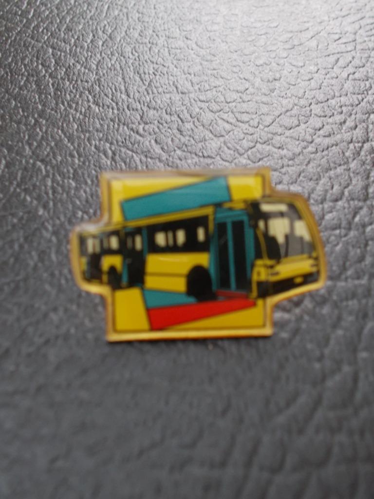 Pin's Bus VanHool - STIB, Collections, Enlèvement ou Envoi, Utilisé, Bus ou Métro, Carte ou Gravure