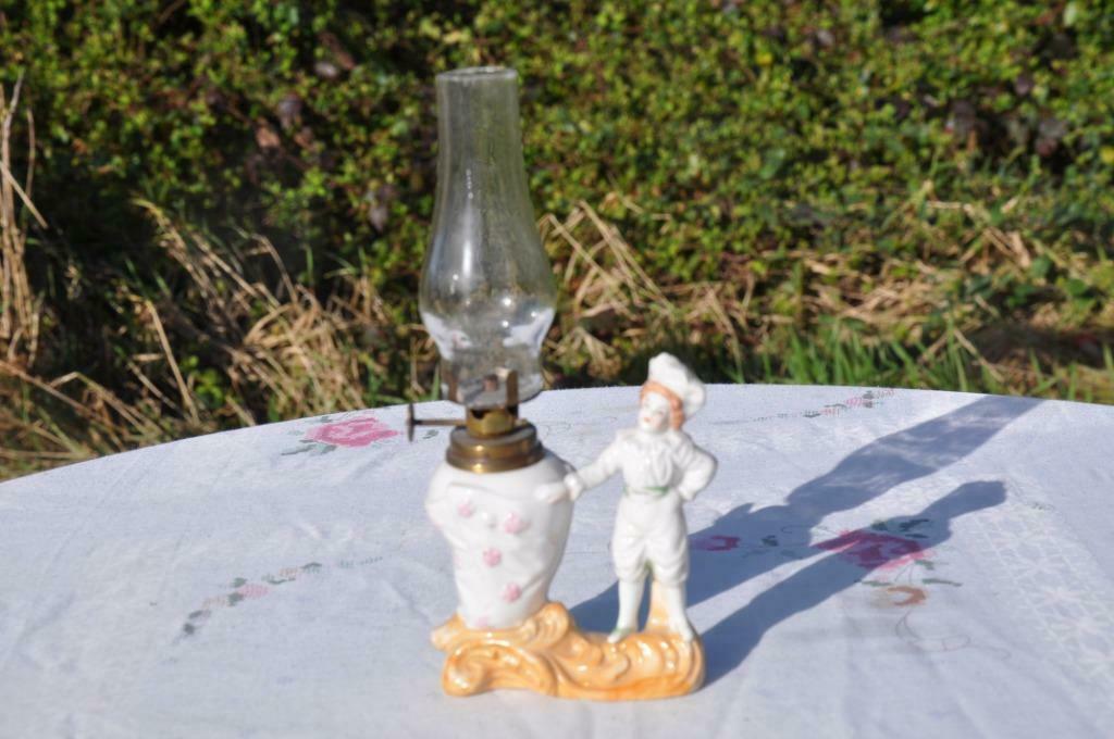 §  petite lampe a petrole avec statue en porcelaine, Antiquités & Art, Enlèvement ou Envoi