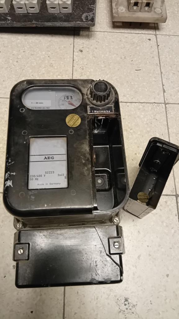 Vintage KWh teller met jetons, Ophalen