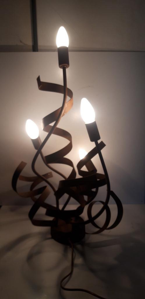 Lampe de table en métal au design abstrait dans le style de, Enlèvement ou Envoi, Comme neuf